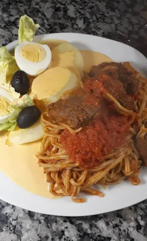 Tallarines con estofado de carne y papas a la Chela