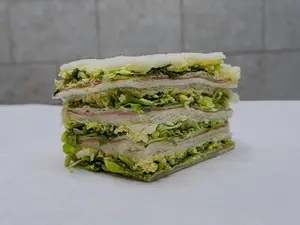 Sándwich de jamón y lechuga