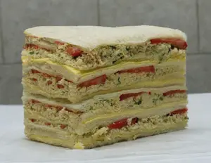 Sándwich queso, pollo y tomate