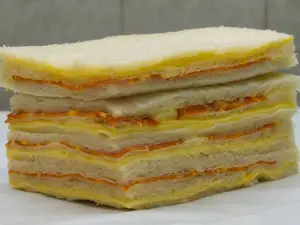 Sándwich triple especial de crudo y queso