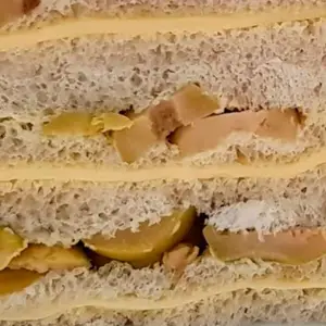 Sándwich de queso y aceitunas