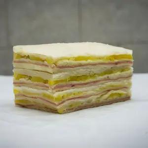 Sándwich triple de jamón y ananá