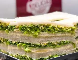 Sándwich de jamón y lechuga