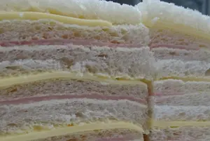 Sándwich de jamón y queso