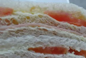 Sándwich de jamón y tomate