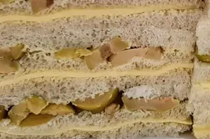 Sándwich de queso y aceitunas