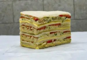 Sándwich queso, pollo y tomate