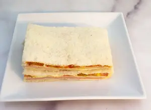Sándwich de jamón y tomate