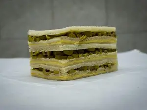 Sándwich de queso y aceitunas