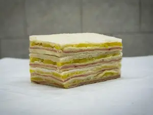 Sándwich triple de jamón y ananá