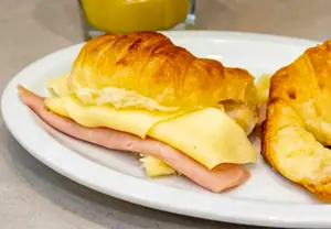 Medialunas De Jamon Y Queso