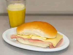 Pebete con jamón y queso
