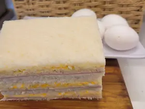 Triple común de jamón y huevo