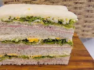 Triple jamón, lechuga y huevo