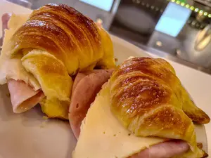 Medialuna De Jamon Y Queso