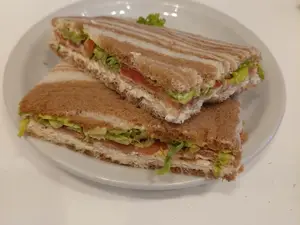 Pollo, Lechuga Y Tomate