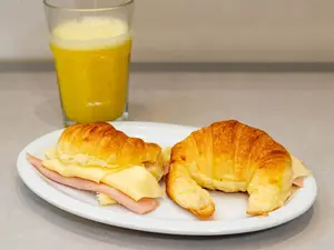 Medialunas con Jamón y Queso