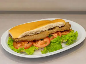 Milanesa tomate y lechuga