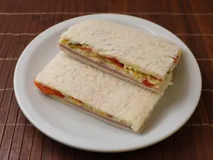Sándw.de jamón, morrón y huevo