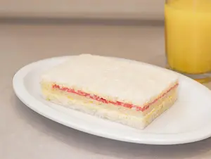 Sándwich de salame y queso