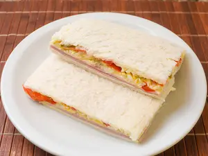 Triple jamón, morrón y huevo