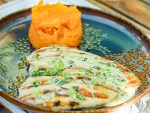 Pechuga al verdeo y puré mixto
