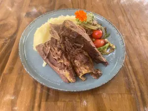 Vacio con puré y verduras