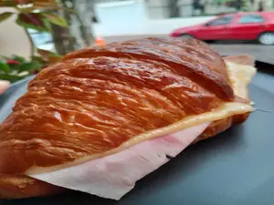 Croissant con jamón y queso