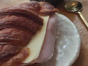 Medialuna con jamón y queso