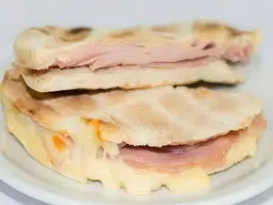 Sandwich arabe de queso/tomate