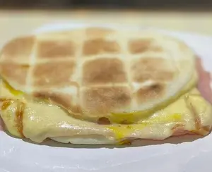 Tostado árabe jamón q y huevo