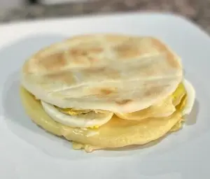 Tostado árabe queso y huevo