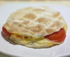 Tostado árabe queso y tomate