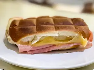 Tostado pebete de j q t y h