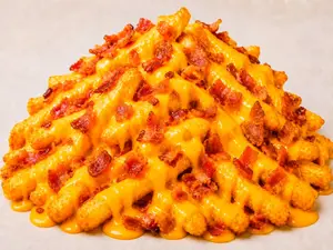 Papas fritas con cheddar y bacon