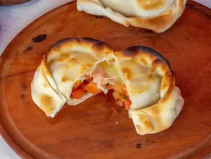 Empanada de caprese