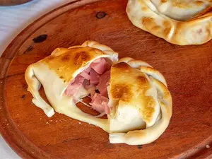 Empanada de jamón y queso