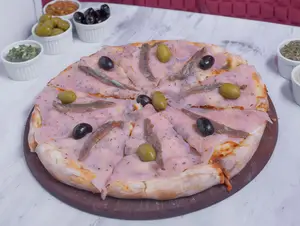 Pizza mozza,con jamón,anchoas