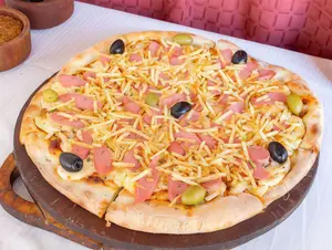 Pizza mozza, jamón,papas pai