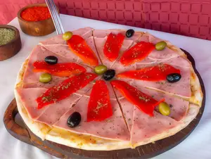 Pizza mozzarella,jamón,morrón