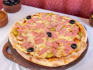 Pizza mozzarella y salchichas