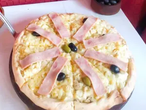 Pizza roquefort con jamón