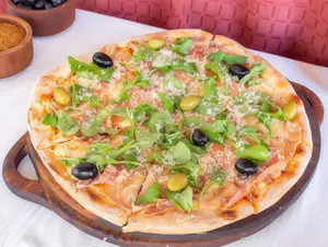 Pizza rúcula, crudo, parmesano