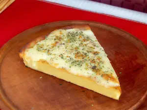 Porción de faina ,mozzarella