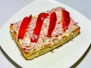 Pizza de jamón y morron