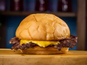 Cheeseburger con papas fritas