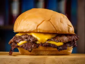 Doble cheese con papas fritas