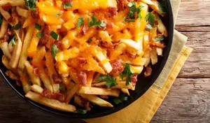Papas con cheddar y panceta