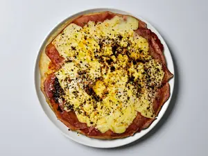 Pizza con roquefort y jamón