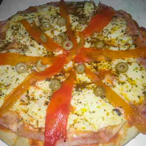 Pizza de morrón con jamón